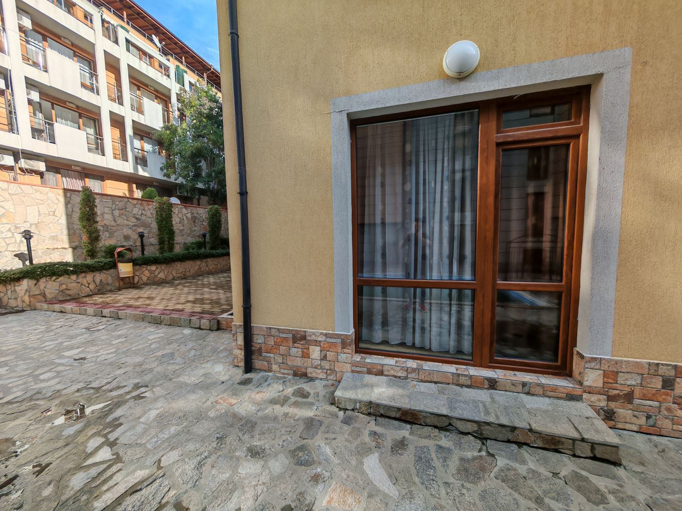 Zwei-Zimmer-Wohnung mit zwei Schlafzimmern in Sveti Vlas mit hervorragenden Annehmlichkeiten in einer geschlossenen Wohnanlage