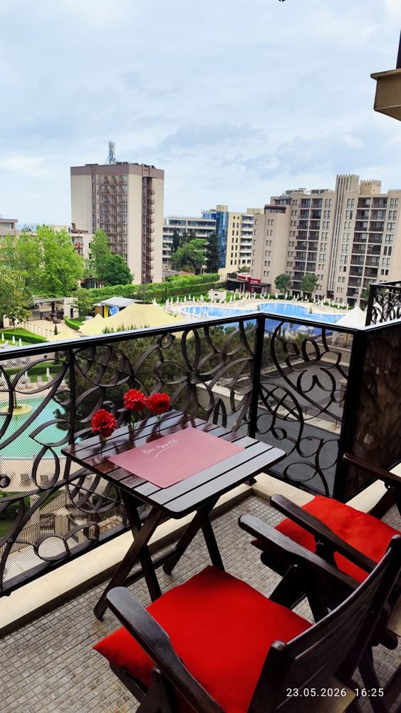 2-Zimmer-Wohnung mit Blick auf die Pools und teilweise Meerblick in Sonnenstrand – ausgezeichnete Wahl für Urlaub und Investition