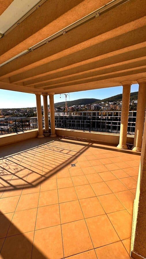 Luxuriöse Zwei-Schlafzimmer-Wohnung mit Panoramablick in Sveti Vlas