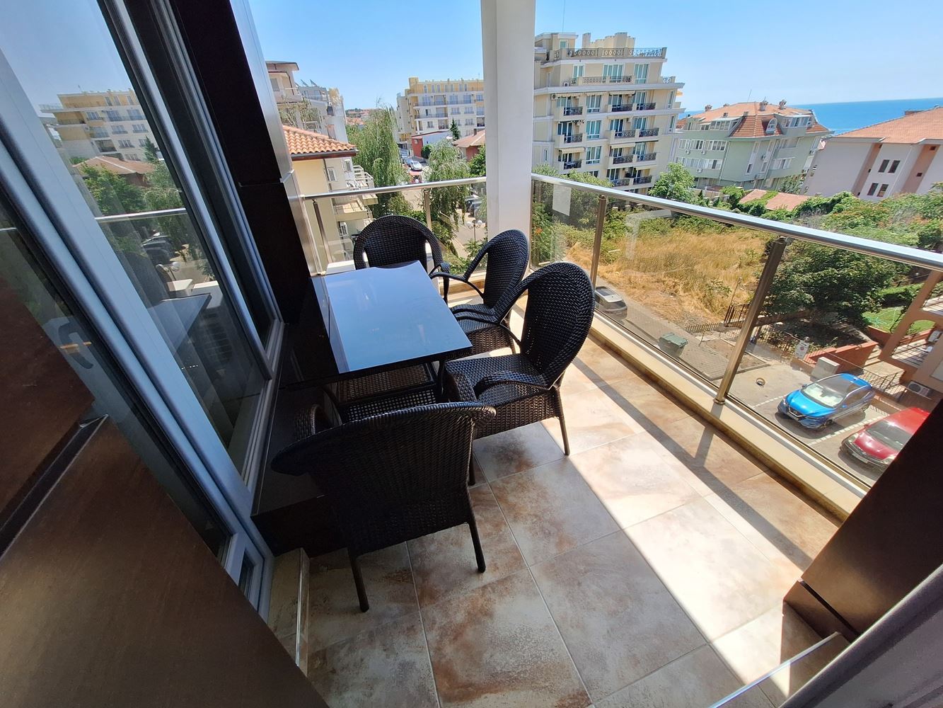Geräumige 3-Zimmer-Wohnung mit Parkplatz nur 200 Meter vom Meer entfernt in Sveti Vlas