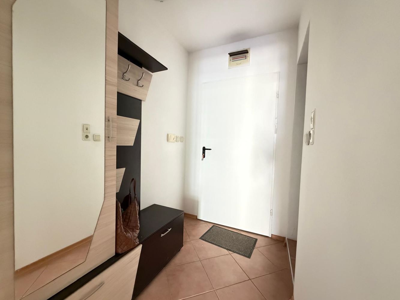 Geräumige Wohnung mit einem Schlafzimmer in Pomorie – mit großer Terrasse und ausgezeichnetem Investitionspotenzial