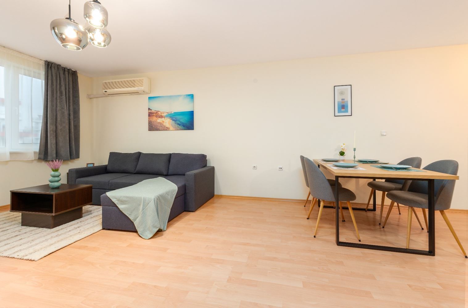 Stilvolles Zwei-Schlafzimmer-Apartment in erster Meereslinie mit direktem Meerblick in Sveti Vlas – Raum, Luxus und vollständige Annehmlichkeiten