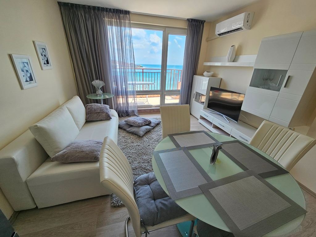 Luxuriöses Panoramaapartment in erster Meereslinie mit zwei Schlafzimmern und einer riesigen Terrasse