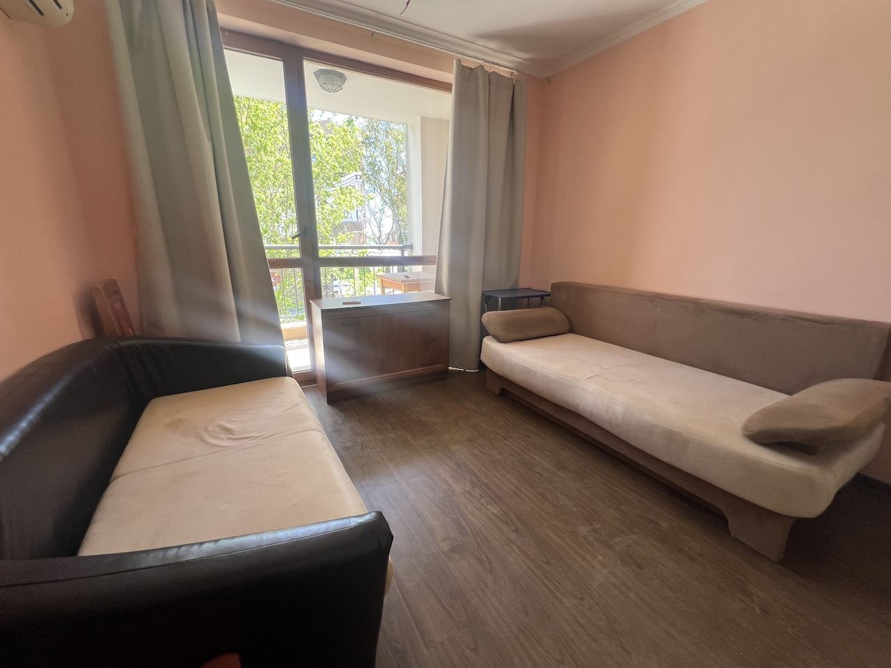 Gemütliches Studio im Herzen von Elenite – nur wenige Minuten vom Strand entfernt, in einer geschlossenen Anlage mit Pool und hervorragenden Annehmlichkeiten