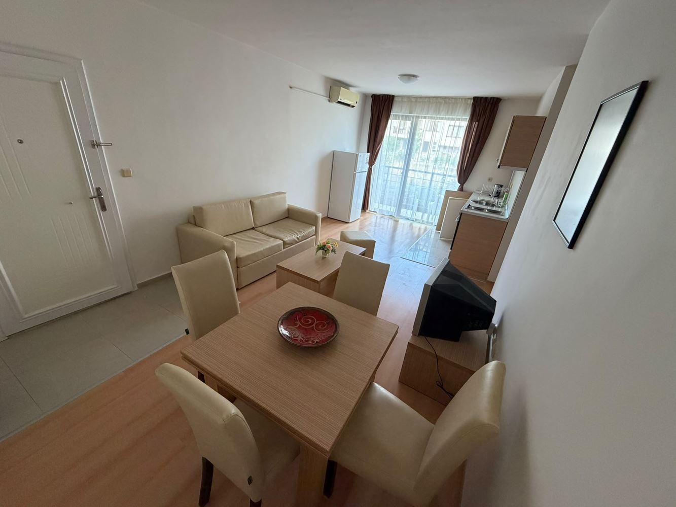 Geräumige Wohnung mit zwei Schlafzimmern mit Meer- und Bergblick in einer schönen geschlossenen Wohnanlage am Meer