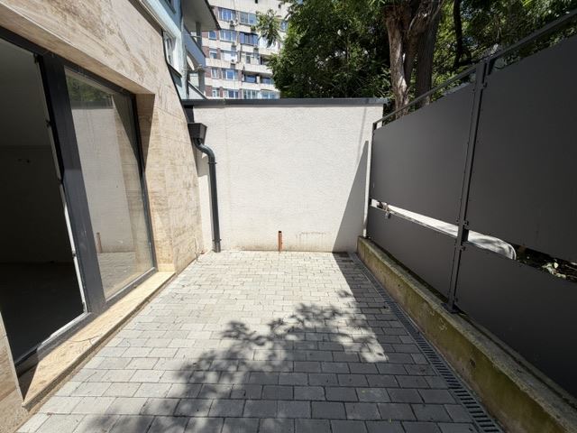 Drei-Zimmer-Wohnung mit zwei Schlafzimmern, eigenem Garten und zwei Stellplätzen in einem neuen Luxusgebäude im Herzen von Burgas