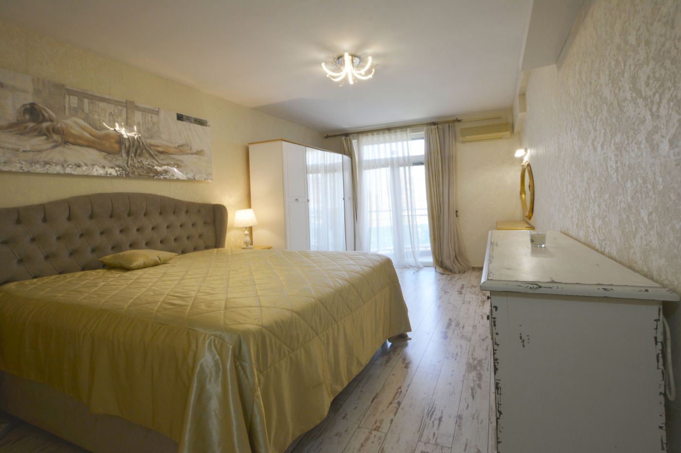 Luxuriöse Drei-Zimmer-Wohnung mit Meerblick in erster Reihe in Ravda – 114 m², zwei Terrassen und maximaler Komfort