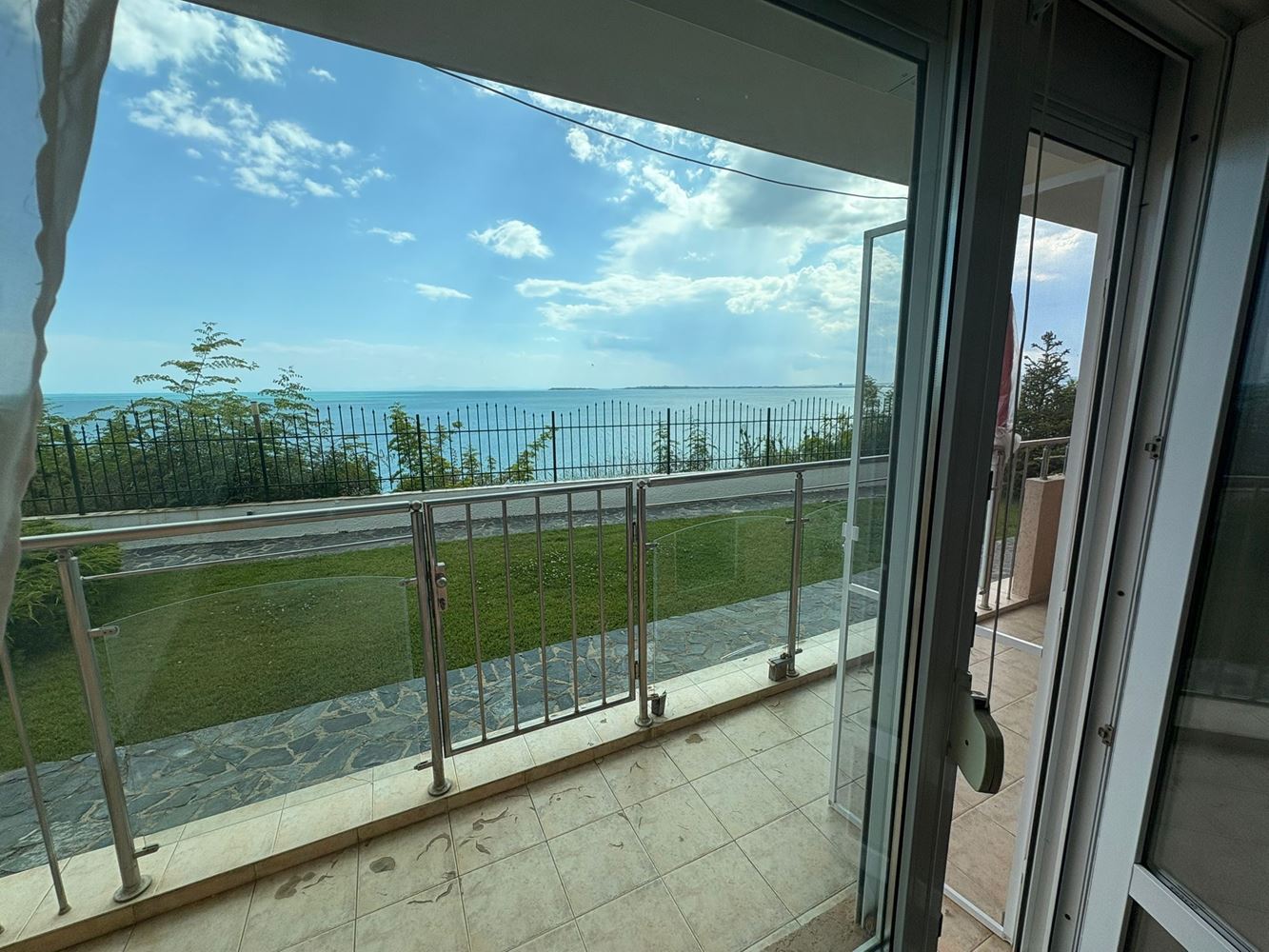 2-Zimmer-Wohnung mit direktem Meerblick in Sveti Vlas – Komfort, Ruhe und Resort-Lebensstil