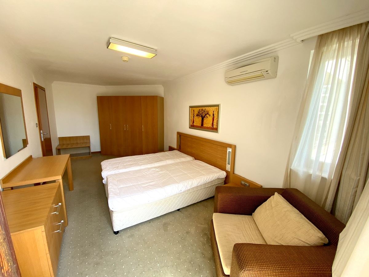 Zwei-Zimmer-Wohnung (mit einem Schlafzimmer) in erster Meereslinie in Ravda – Luxus, Natur und beeindruckender Poolblick