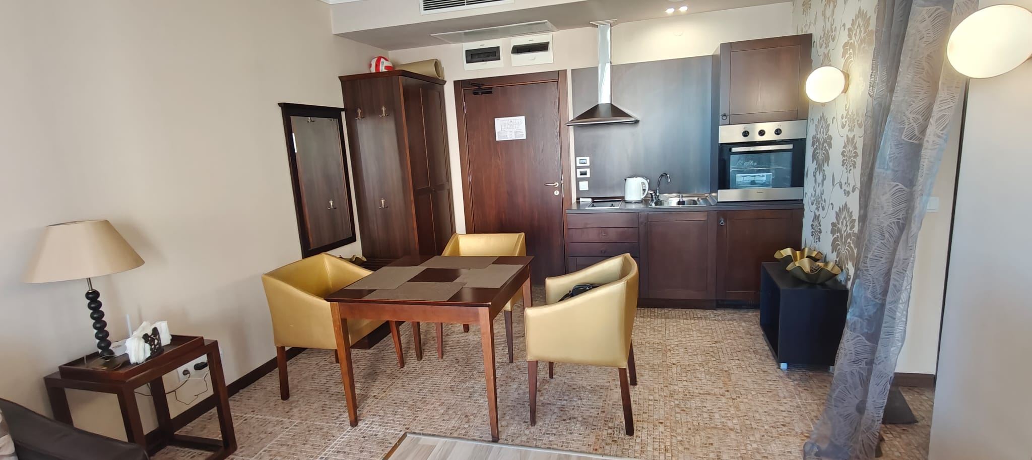 2-Zimmer-Wohnung mit Blick auf die Pools und teilweise Meerblick in Sonnenstrand – ausgezeichnete Wahl für Urlaub und Investition