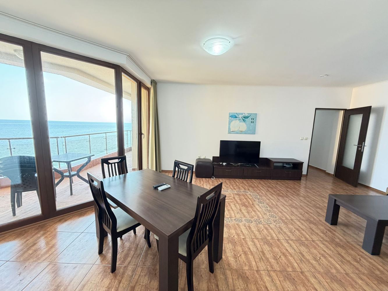 Wohnung mit zwei Schlafzimmern und direktem Meerblick in erster Meereslinie in Nessebar