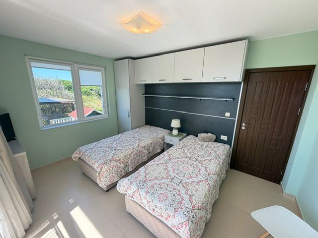 Geräumiges Appartment mit zwei Schlafzimmern in erster Meereslinie mit frontalem Panoramablick auf das Meer