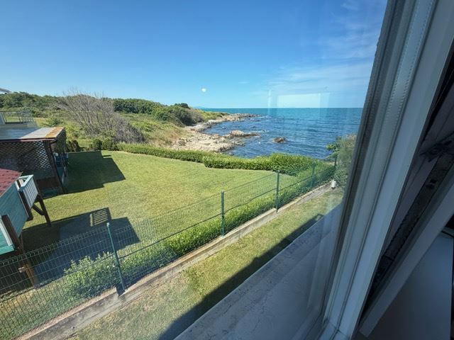 Geräumiges Appartment mit zwei Schlafzimmern in erster Meereslinie mit frontalem Panoramablick auf das Meer