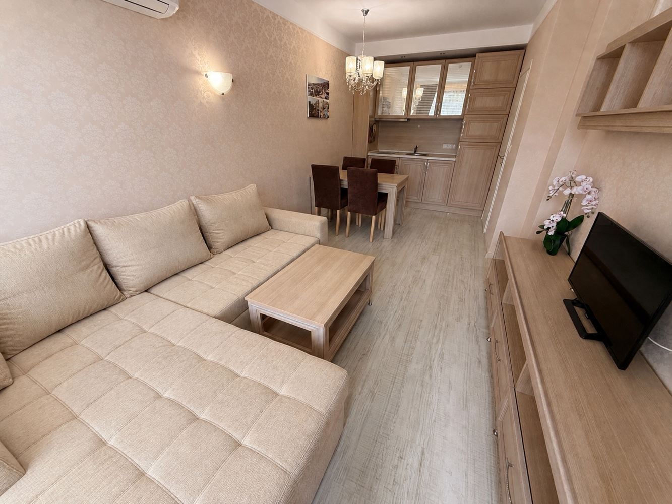 Moderne Zweizimmerwohnung mit einem Schlafzimmer in einer prestigeträchtigen Ferienanlage in Sonnenstrand – bezugsfertig