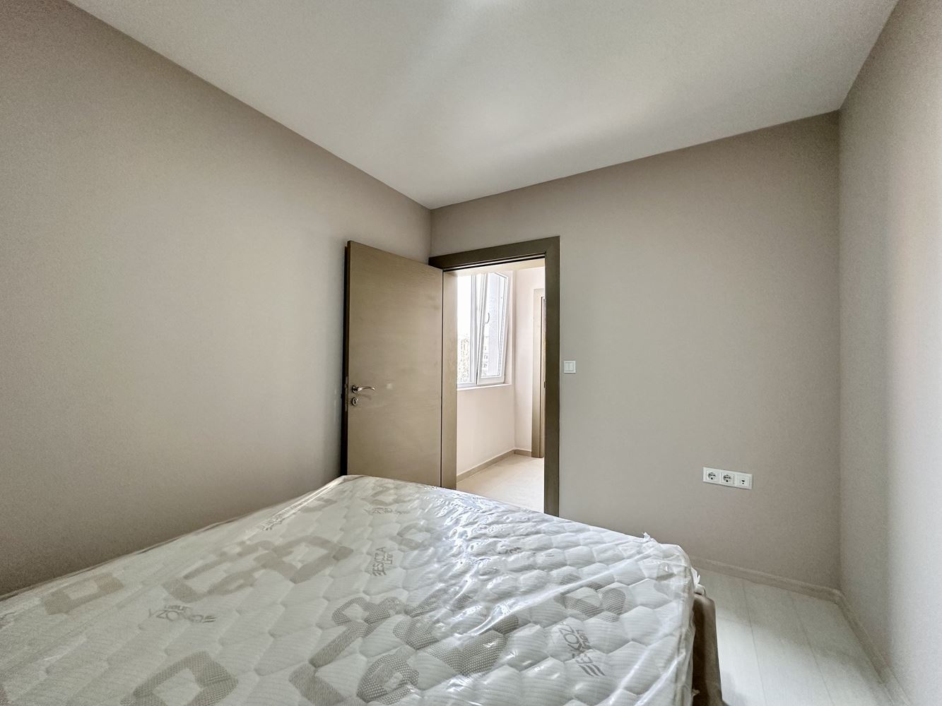 Gemütliche Ein-Zimmer-Wohnung mit Pool- und Grünblick in Sonnenstrand – bezugsfertig