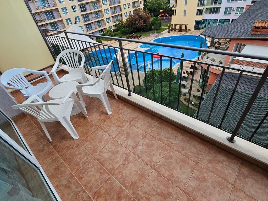 Exklusive 2-Zimmer-Wohnung mit Panoramablick auf den Pool in Sonnenstrand