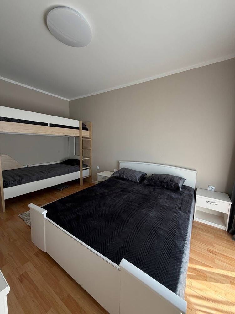 Geräumige Wohnung mit zwei Schlafzimmern und Meerblick in erster Linie in Ravda