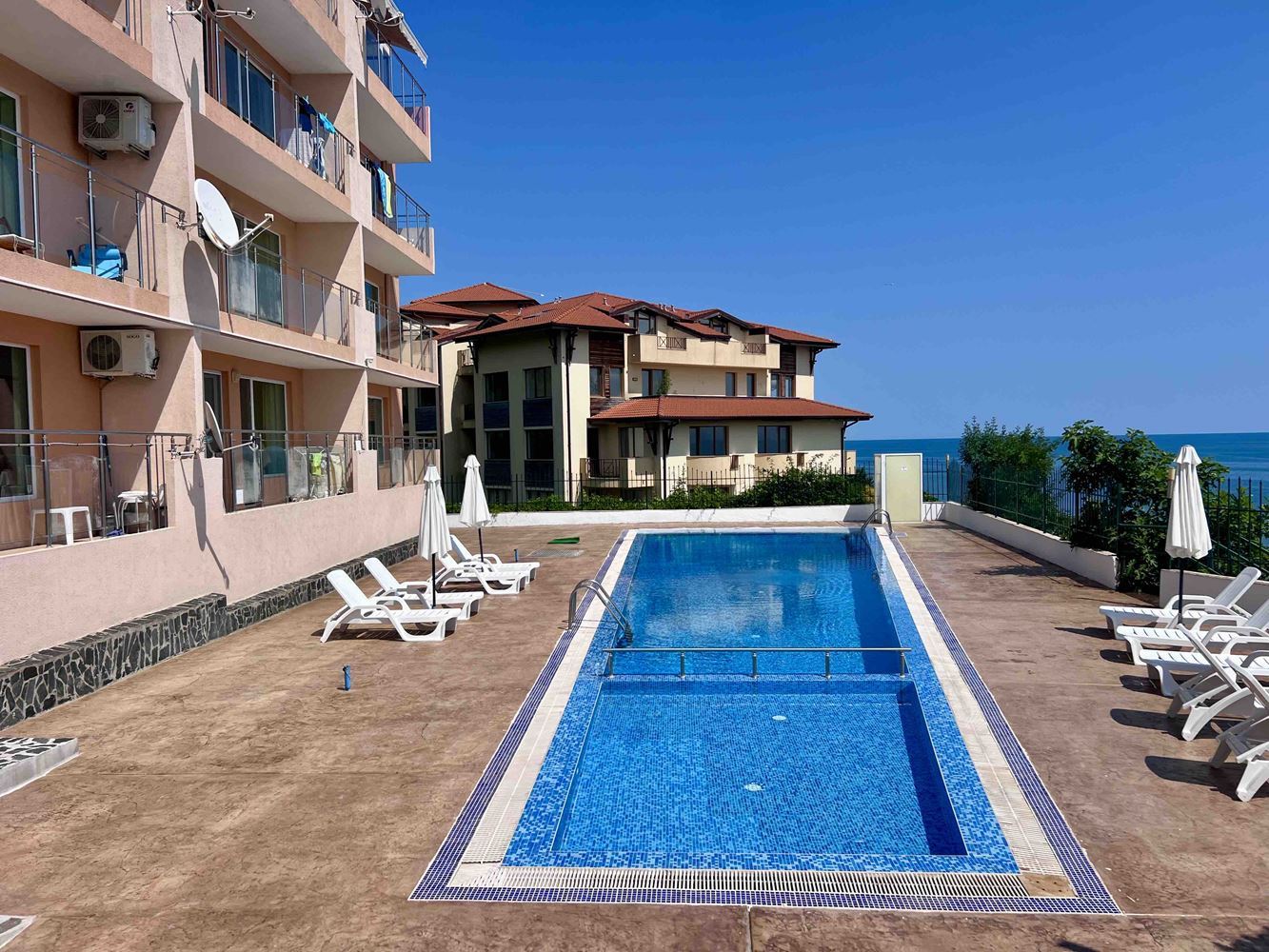 2-Zimmer-Wohnung mit direktem Meerblick in Sveti Vlas – Komfort, Ruhe und Resort-Lebensstil