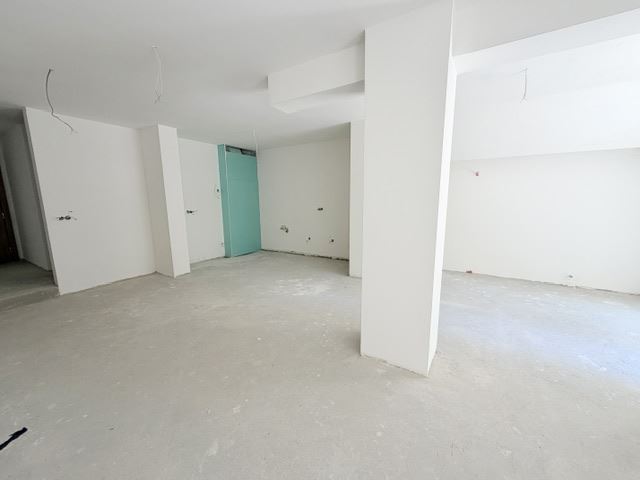 Drei-Zimmer-Wohnung mit zwei Schlafzimmern, eigenem Garten und zwei Stellplätzen in einem neuen Luxusgebäude im Herzen von Burgas