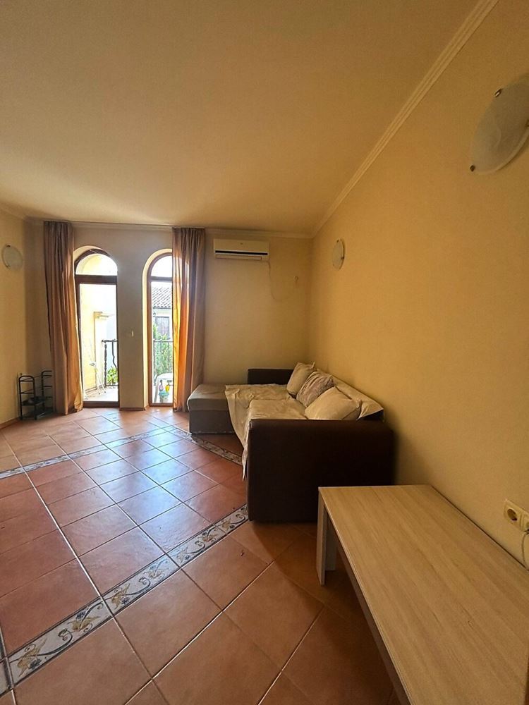 Helle Zweizimmerwohnung mit großer Terrasse und Blick ins Grüne in Elenite