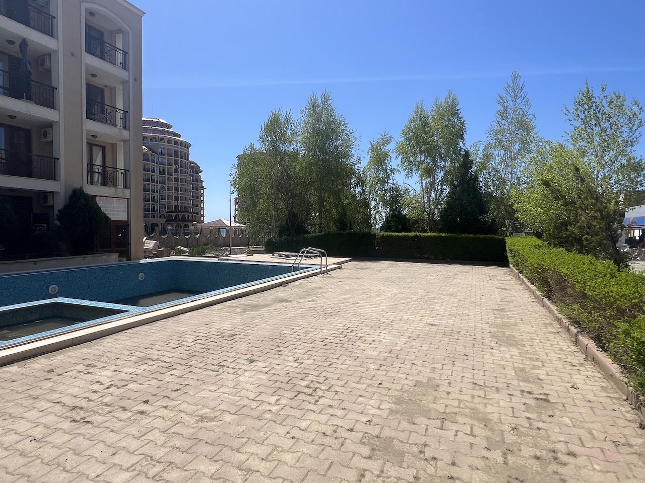 Gemütliches Studio im Herzen von Elenite – nur wenige Minuten vom Strand entfernt, in einer geschlossenen Anlage mit Pool und hervorragenden Annehmlichkeiten