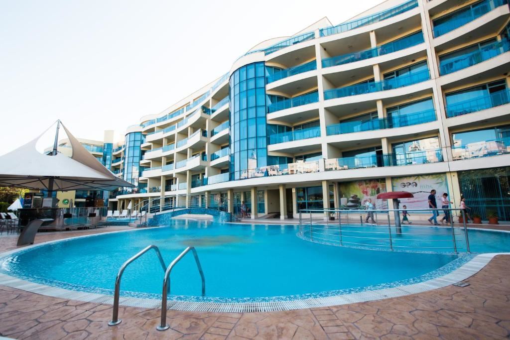 Geräumige Wohnung mit einem Schlafzimmer und Poolblick in einer hervorragend gepflegten Anlage in Pomorie