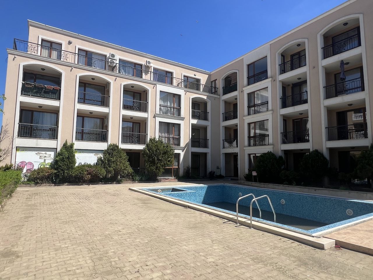 Gemütliches Studio im Herzen von Elenite – nur wenige Minuten vom Strand entfernt, in einer geschlossenen Anlage mit Pool und hervorragenden Annehmlichkeiten