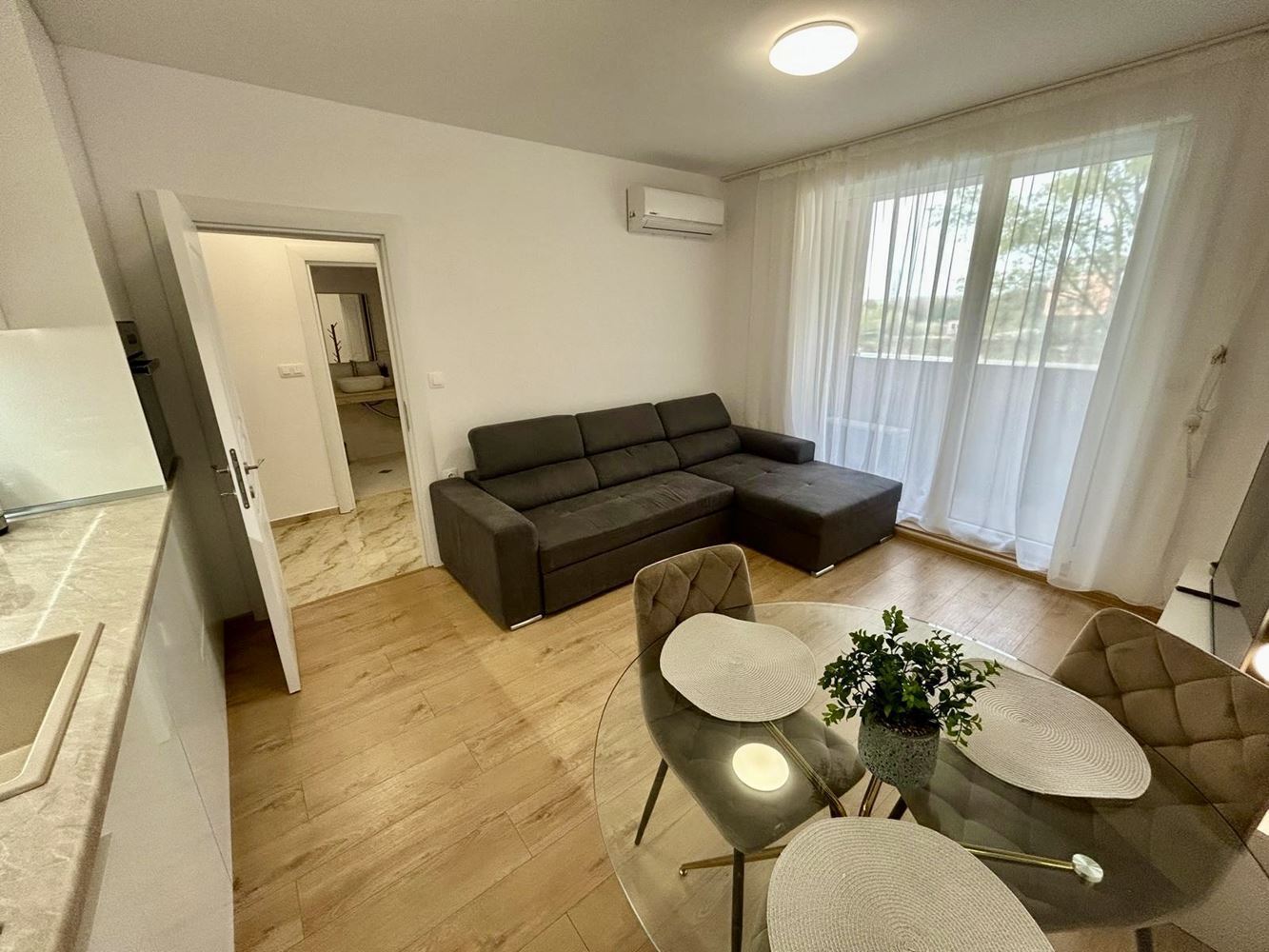 Zwei-Zimmer-Oase in einem neuen Luxuskomplex in Sonnenstrand – mit Poolblick