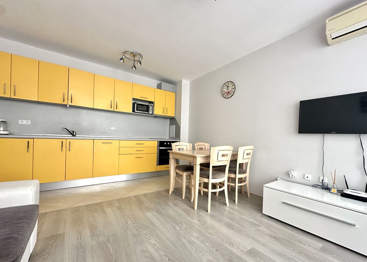 Ein-Zimmer-Apartment 100 m vom Strand in Pomorie – Komfort, Bequemlichkeit und Meerblick