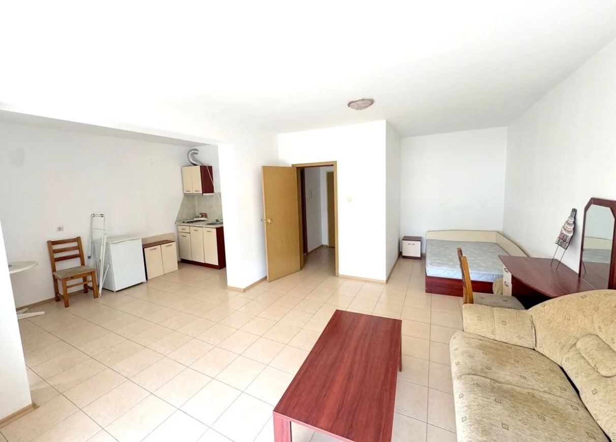 Apartment mit einem Schlafzimmer 300 Meter vom Strand in Sonnenstrand – ausgezeichnete Möglichkeit zur Renovierung und Investition