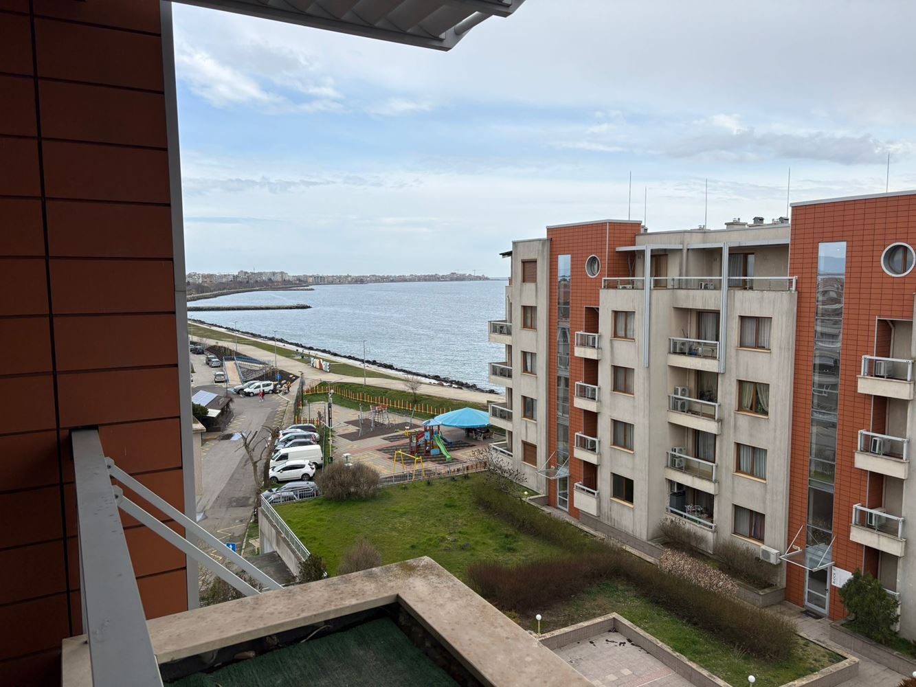 Panoramische Zwei-Zimmer-Wohnung in erster Meereslinie in Pomorie mit direktem Meerblick
