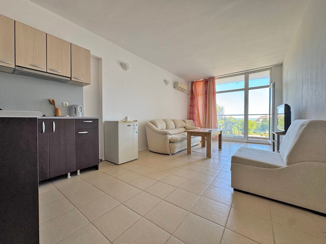 Helle und geräumige 2-Zimmer-Wohnung mit Meerblick in Sonnenstrand
