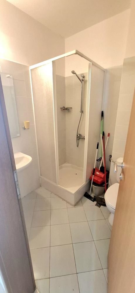 3-Zimmer-Wohnung in erster Linie mit frontalem Meerblick in Pomorie. Mit Tiefgaragenstellplatz!