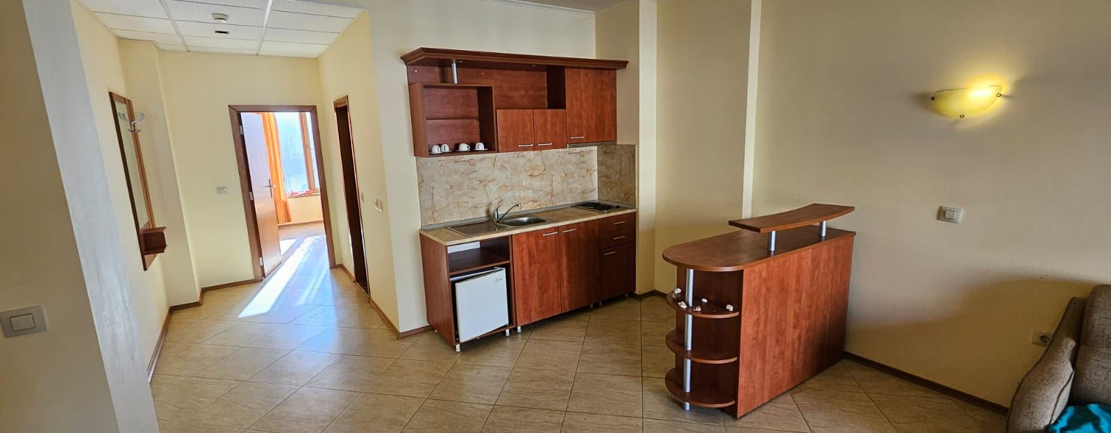 Geräumige 2-Zimmer-Wohnung mit Poolblick – möbliert, mit Akt 16 und bezugsfertig