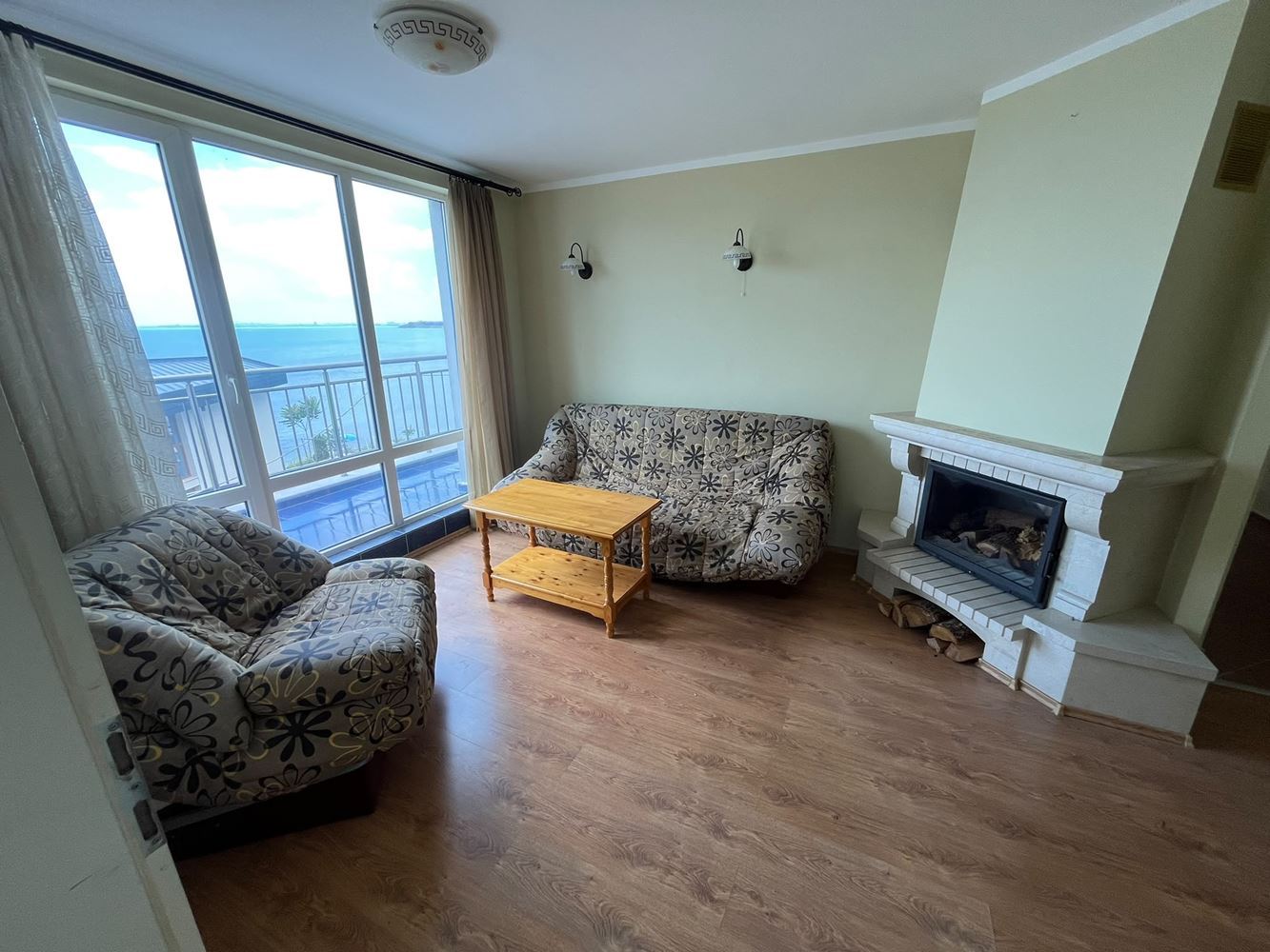 Wohnung mit zwei Schlafzimmern in erster Linie in Pomorie mit beeindruckendem Meerblick