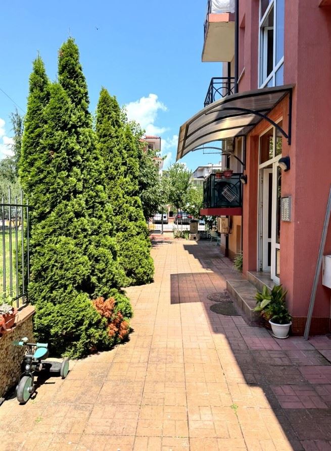 Geräumige Wohnung mit einem Schlafzimmer 200 Meter vom Meer entfernt in Ravda – komfortables Zuhause an der Küste