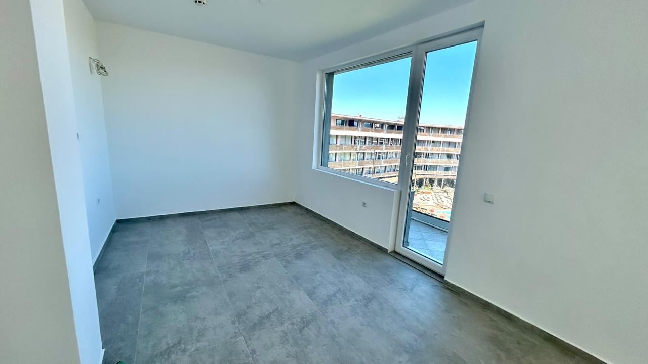 Erste Meereslinie in Sonnenstrand – geräumige 2-Zimmer-Wohnung mit Blick auf das Meer, die Berge und die Stadt