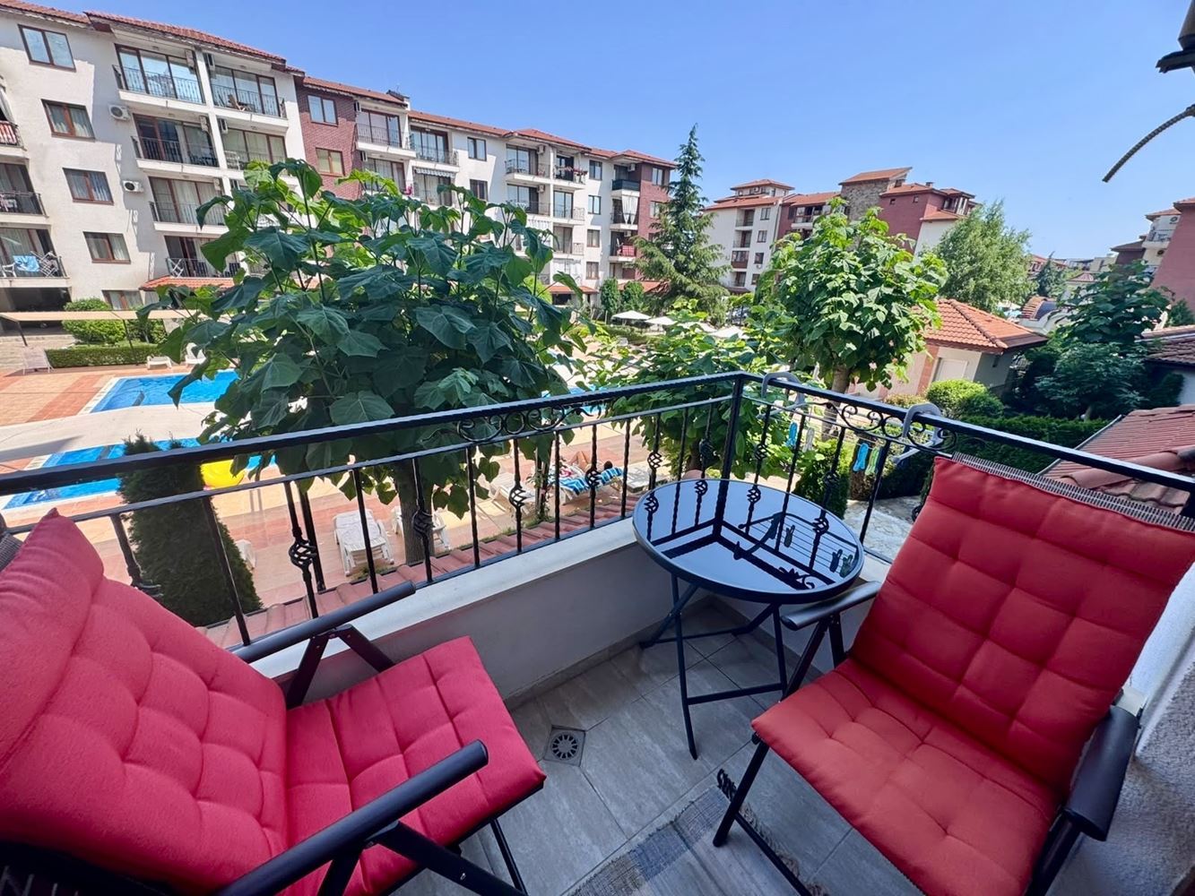 Komfortable 2-Zimmer-Wohnung mit großzügiger Terrasse und Poolblick in einer luxuriösen Anlage in Nessebar