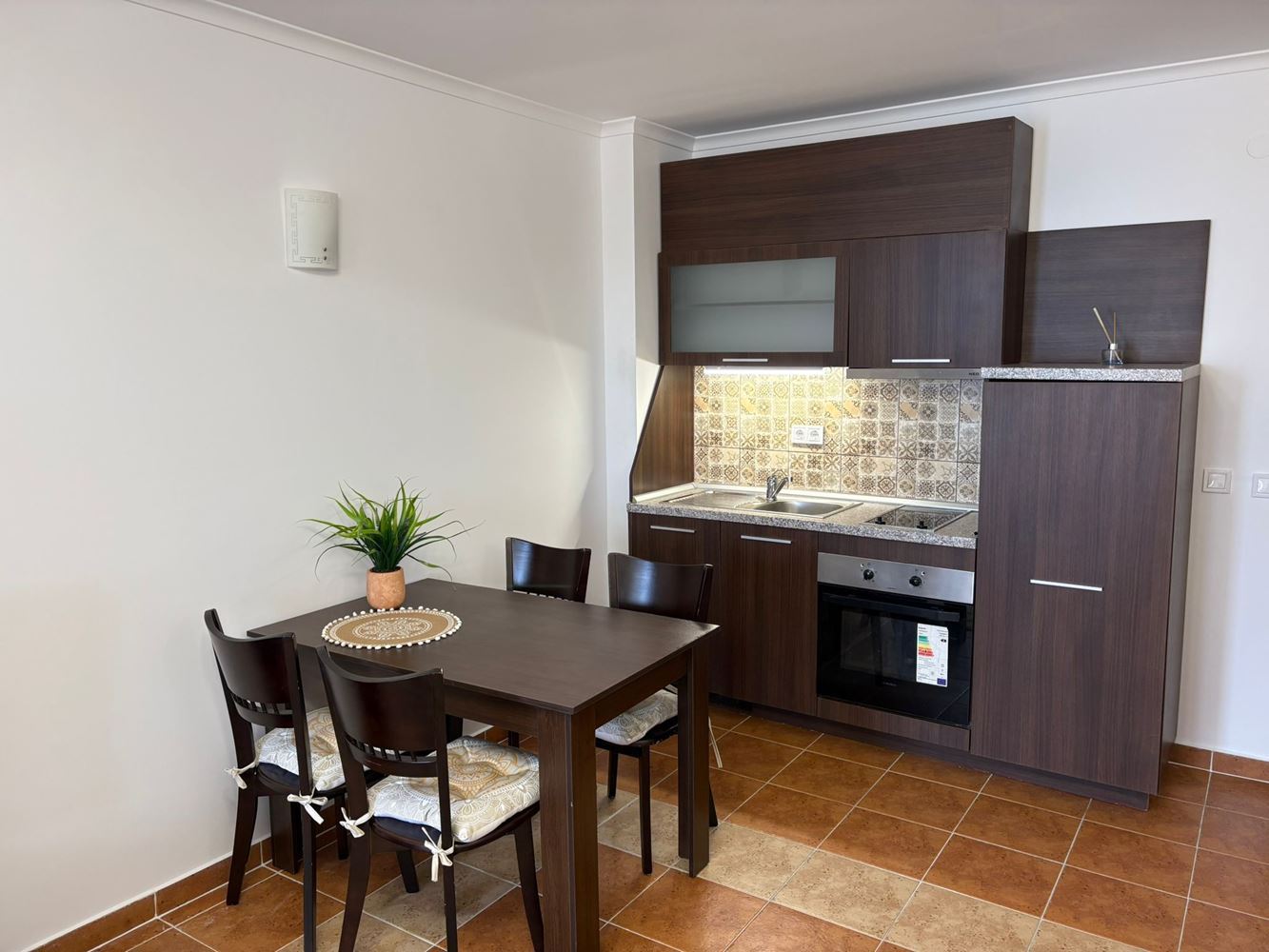 Panoramische Zwei-Zimmer-Wohnung in erster Meereslinie in Pomorie mit direktem Meerblick