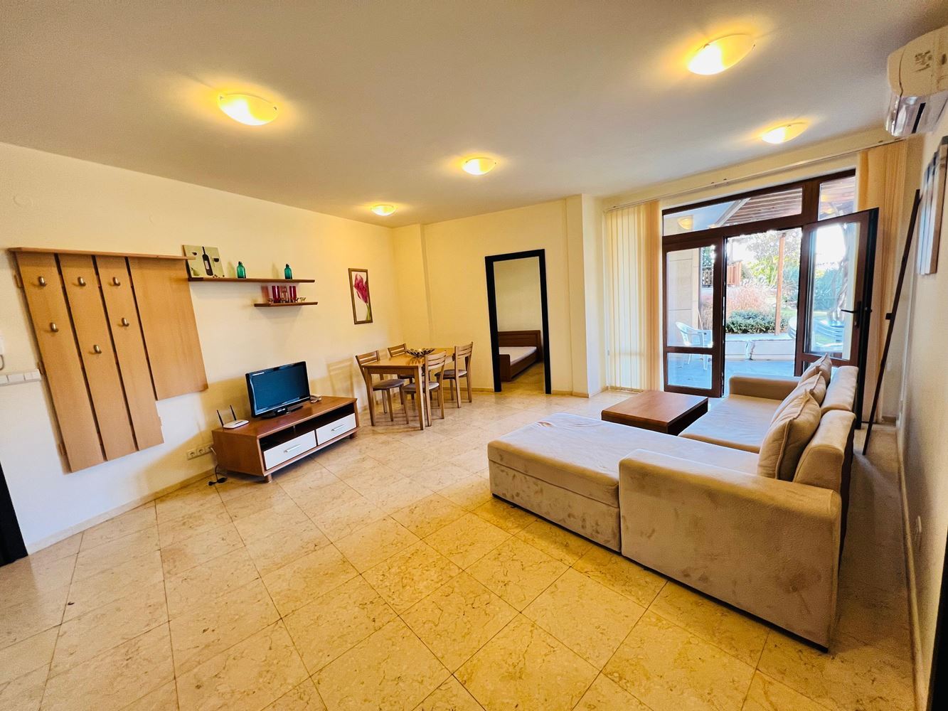 Geräumige Wohnung mit zwei Schlafzimmern und Meerblick in einem luxuriösen Komplex in erster Meereslinie in Sveti Vlas