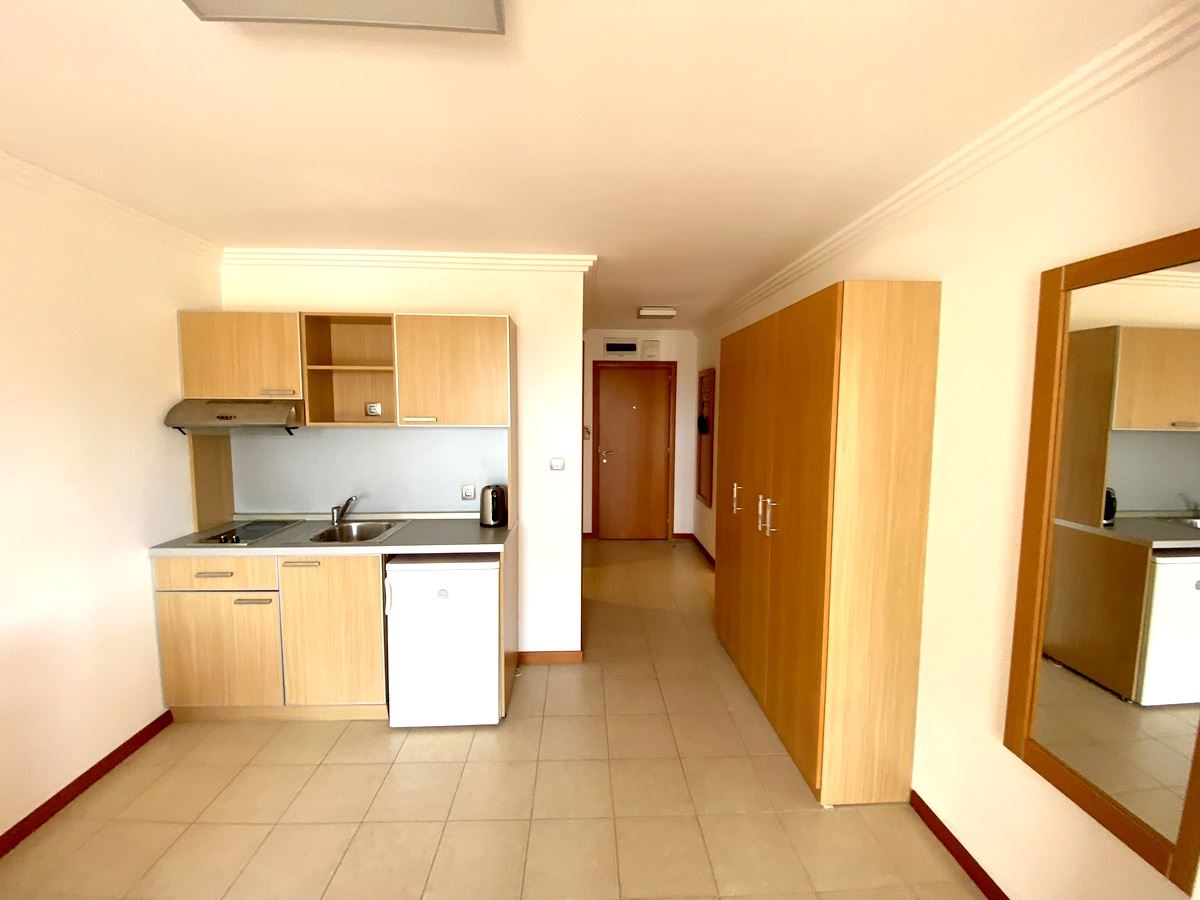 Zwei-Zimmer-Wohnung (mit einem Schlafzimmer) in erster Meereslinie in Ravda – Luxus, Natur und beeindruckender Poolblick