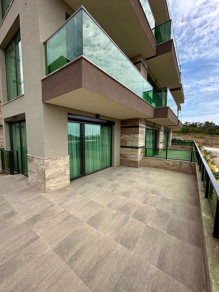 Zweizimmerwohnung mit Meerblick und Designer-Renovierung in einer grünen Anlage in Sonnenstrand