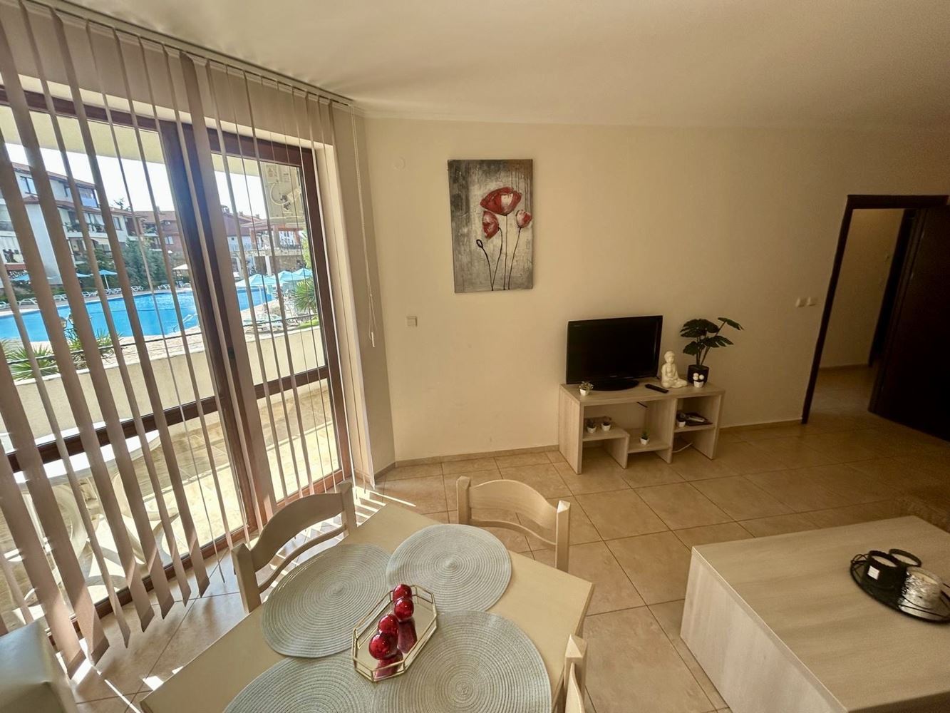 Geräumige Drei-Zimmer-Wohnung mit Poolblick und hervorragenden Annehmlichkeiten in Nessebar