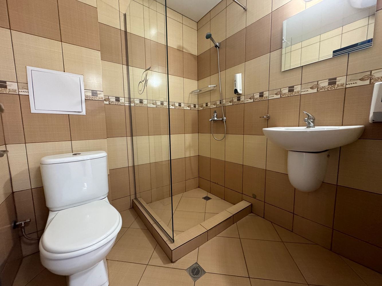 Einzimmerapartment mit Poolblick am Rand von Sonnenstrand – Ruhe, Natur und ganzjähriger Komfort