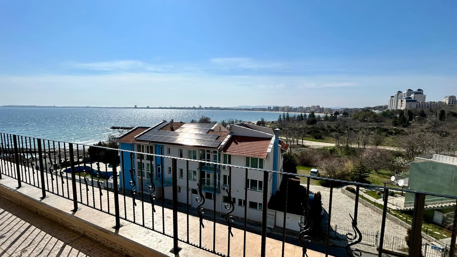 Sveti Vlas – Drei-Zimmer-Wohnung mit direktem Panoramablick auf das Meer in einer Anlage in erster Linie