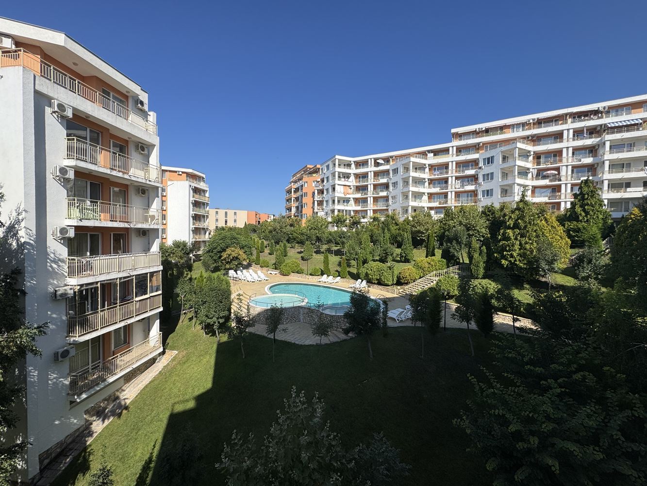 Geräumiges Studio in Sveti Vlas mit schönem Blick auf den Pool – hervorragende Investition am Meer