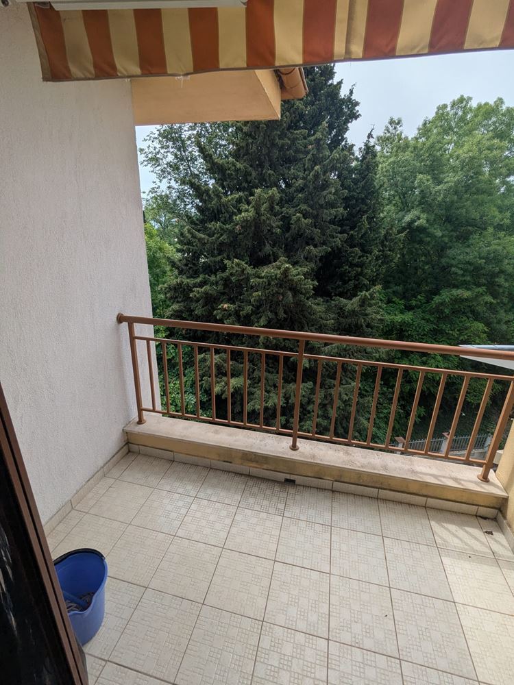 Geräumige Drei-Zimmer-Wohnung mit frontalem Meerpanorama in einer Anlage in Ravda