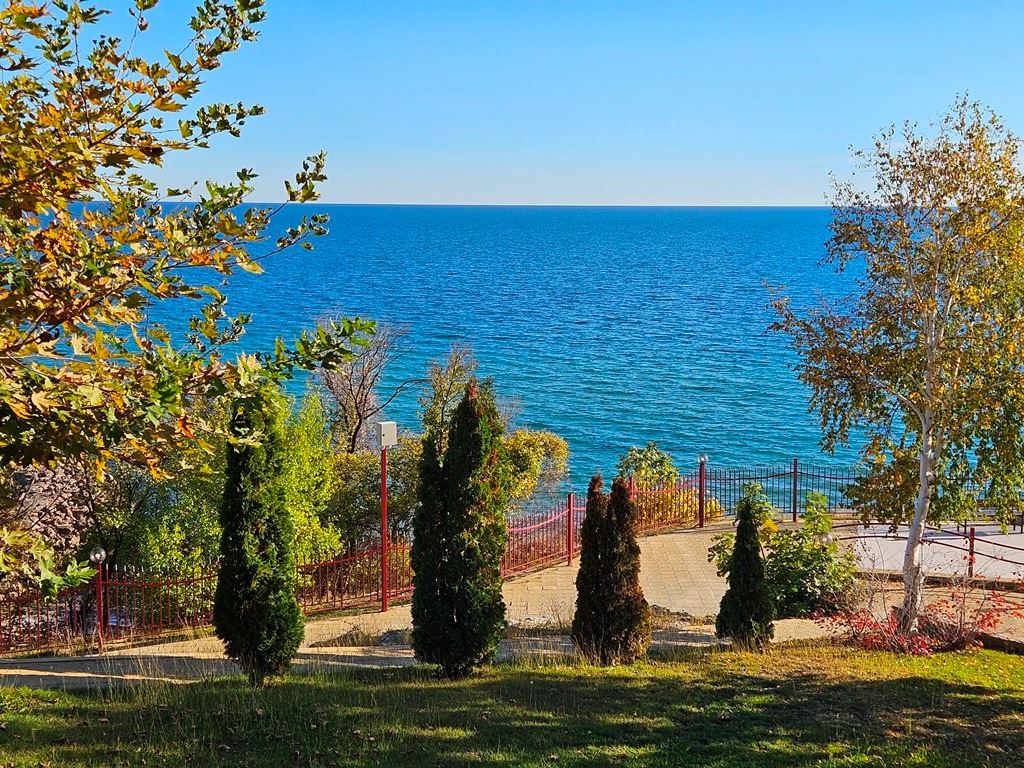 Erste Meereslinie in Sveti Vlas – geräumige Wohnung mit zwei Schlafzimmern und hervorragender Infrastruktur