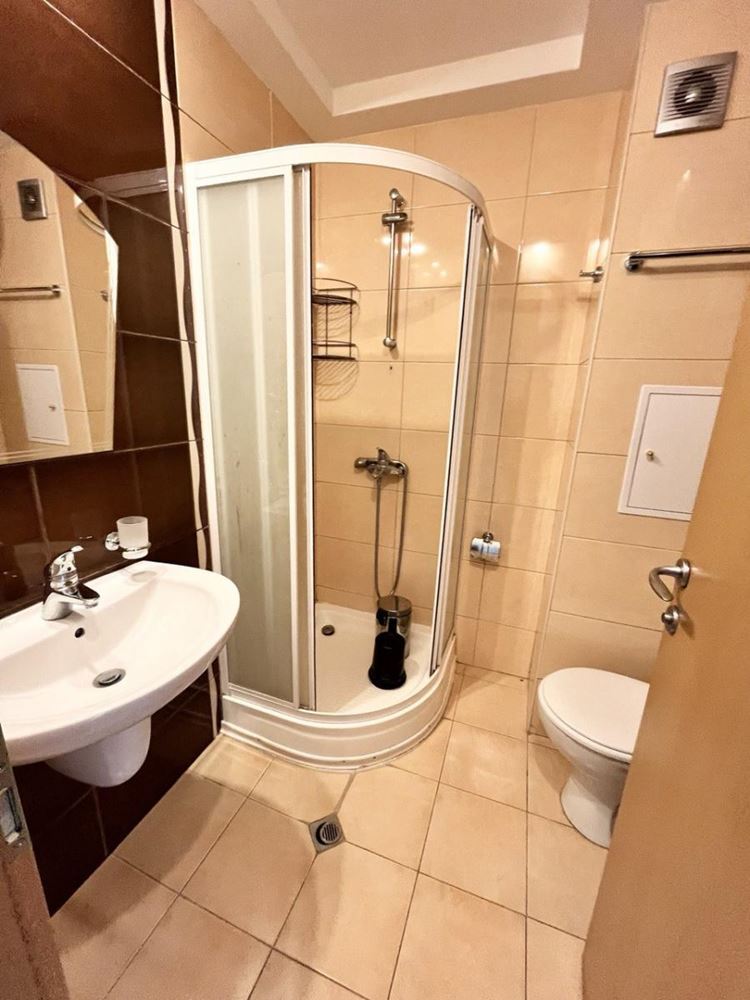 Geräumige Wohnung mit einem Schlafzimmer und Poolblick in einer hervorragend gepflegten Anlage in Pomorie