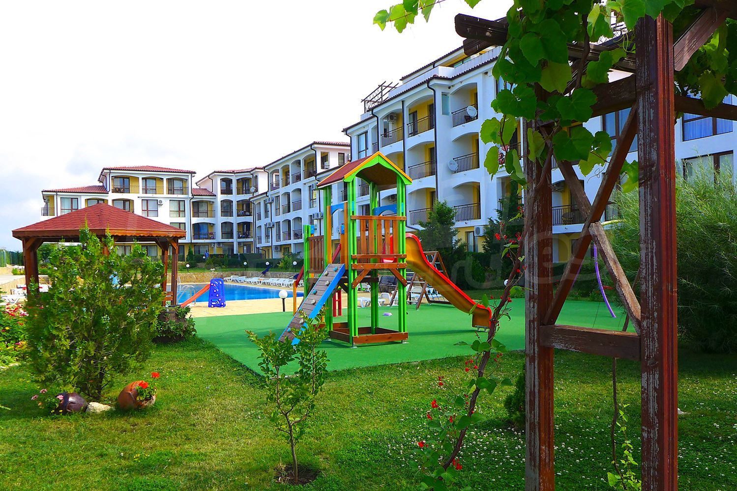 Meerblick vor dem Fenster und ein Swimmingpool vor dem Gebäude – Wunderschöne Wohnung in Ravda, sofort bezugsbereit